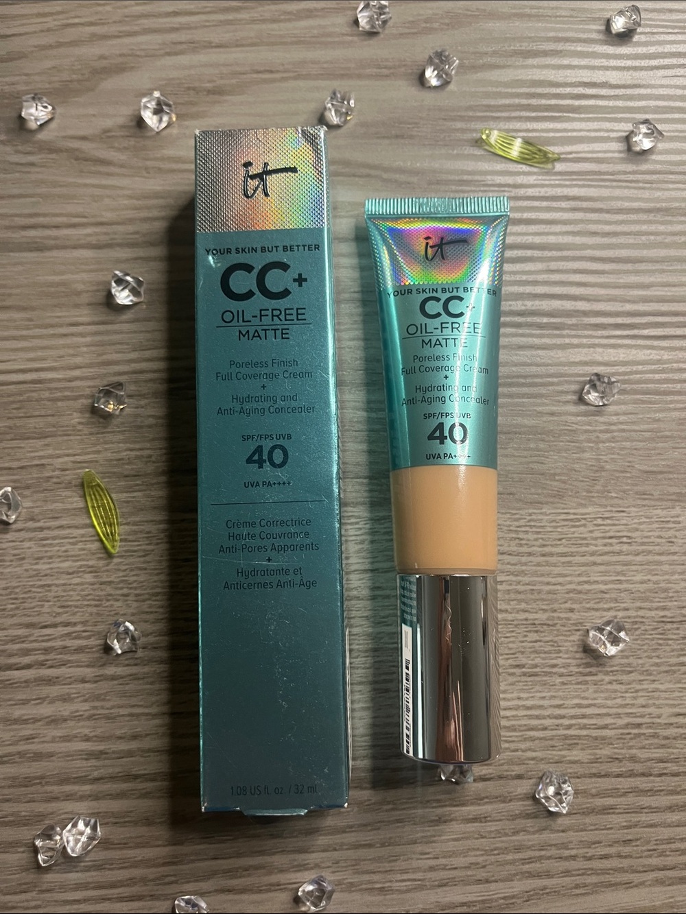 it cosmetics CC+ Oil-Free Matte Cream Foundation - SHADE MEDIUM